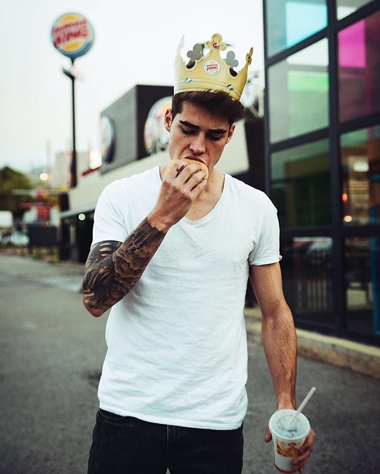 CharmingJrDR's tweet image. 🗡 Drew Charming 👑

FC: Marià Casals | Sam Claflin

19 years old.

Parents: Prince Charming &amp;amp; Cinderella 

Part of @DisneyRoyaltyRP 📖