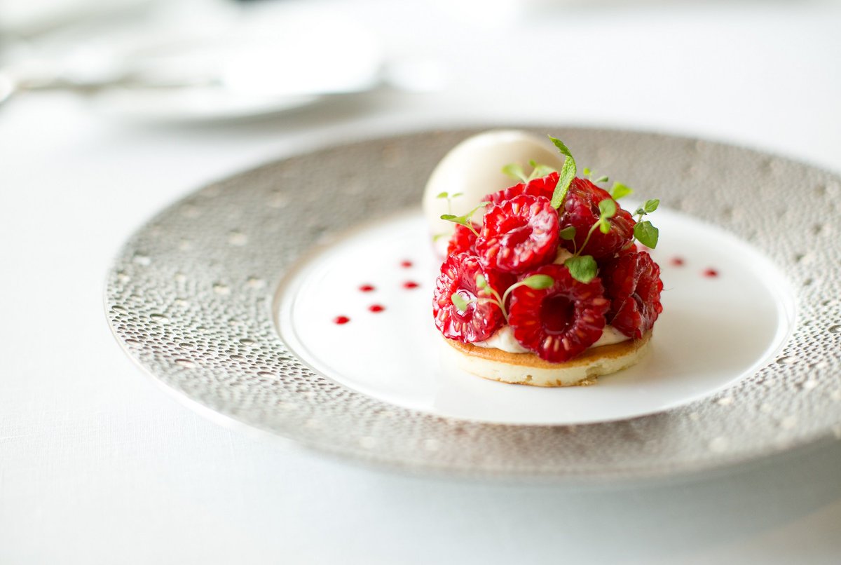 GordonRamsay's tweet photo. Time for #bankholiday Monday indulgence at Michelin-star @petrus ! https://t.co/T1q6oEWMMo