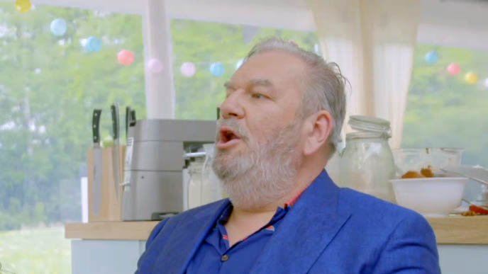 Play4_be's tweet photo. [VIDEO] Deze pauw-imitatie zit in het collectieve geheugen: https://t.co/S1hvA0dlio #BakeOffVL #WimOpbrouck https://t.co/RFp5qGfY2t