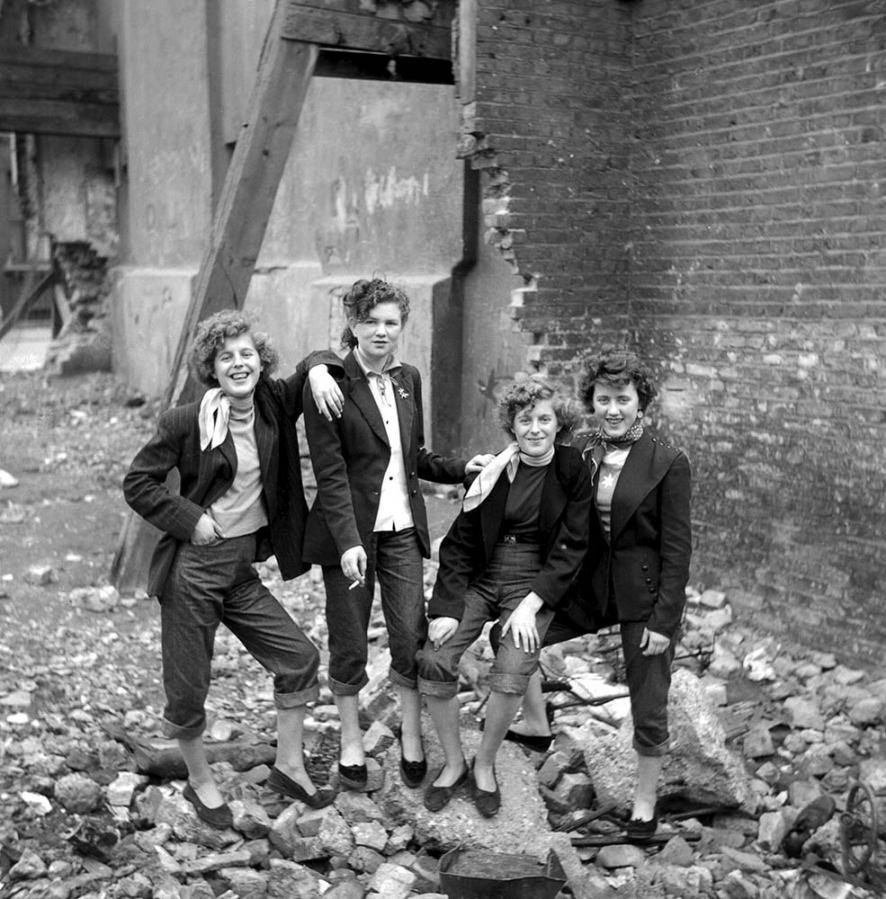 PulpLibrarian's tweet photo. Teddy Girls in #London (1955) https://t.co/VqzRRxm4g1