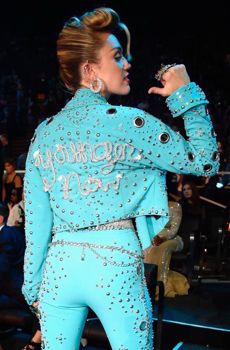MileySourceNL's tweet image. Miley killed it @MTVVMA's !! #YoungerNow