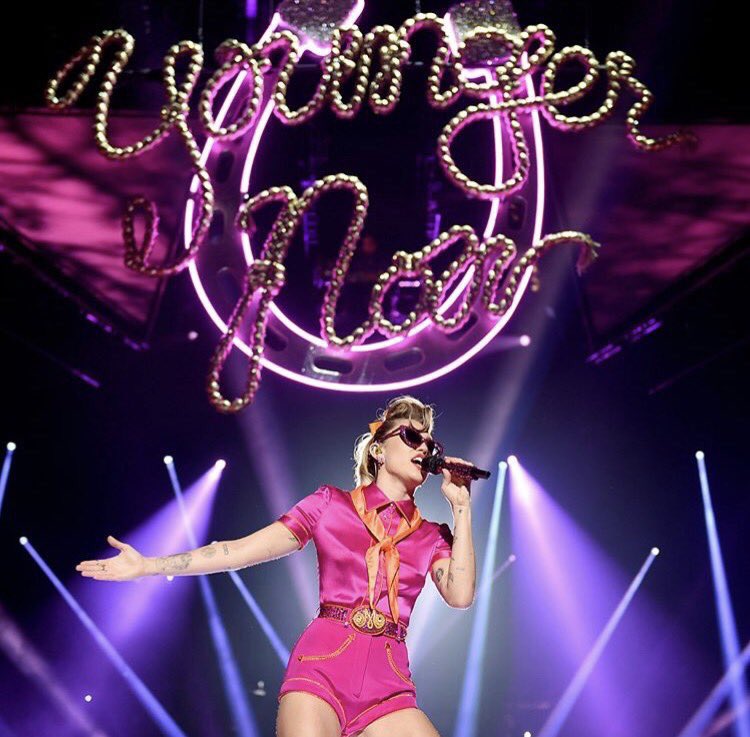 MileySourceNL's tweet image. Miley killed it @MTVVMA's !! #YoungerNow