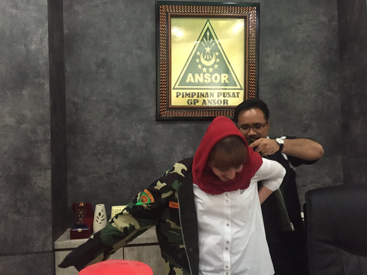 TsamaraDKI's tweet photo. Alhamdulilah dapat jaket Banser dari Panglima Tertinggi Banser/Ketum GP Ansor @GusYaqut. Hubbul wathan minal iman. #KitaIniSama https://t.co/DYzsUWIMvh