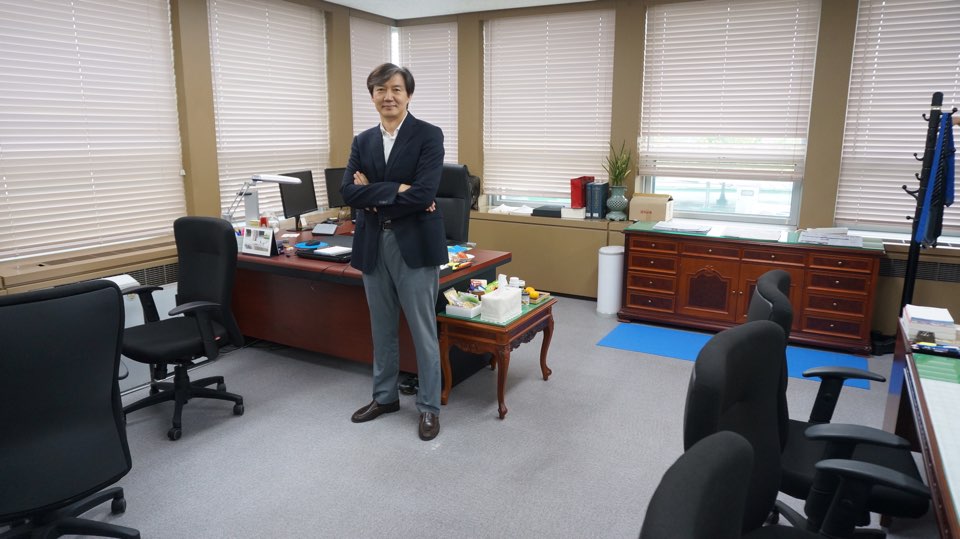 드라마 <비밀의 숲> 에 등장했던 청와대 민정수석실, 기억나세요? 드라마 속 청와대와 실제 청와대가 얼마나 같고 어떻게 다른지 청와대 공식 인스타그램로 알아봤습니다. goo.gl/HkRyXJ