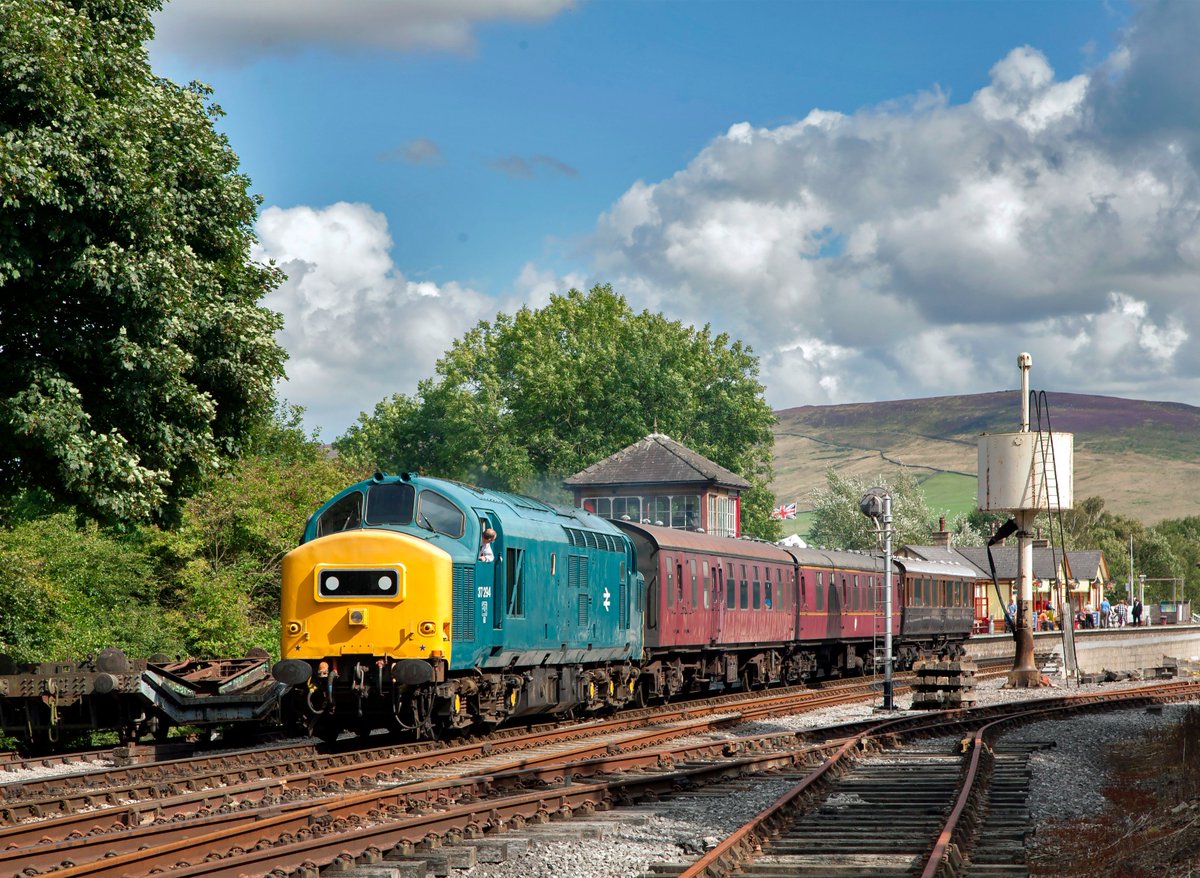 Clinnick1's tweet photo. 37294 looks lovely leaving Bolton Abbey on 26/8. LES NIXON. https://t.co/0ciMkeipNg