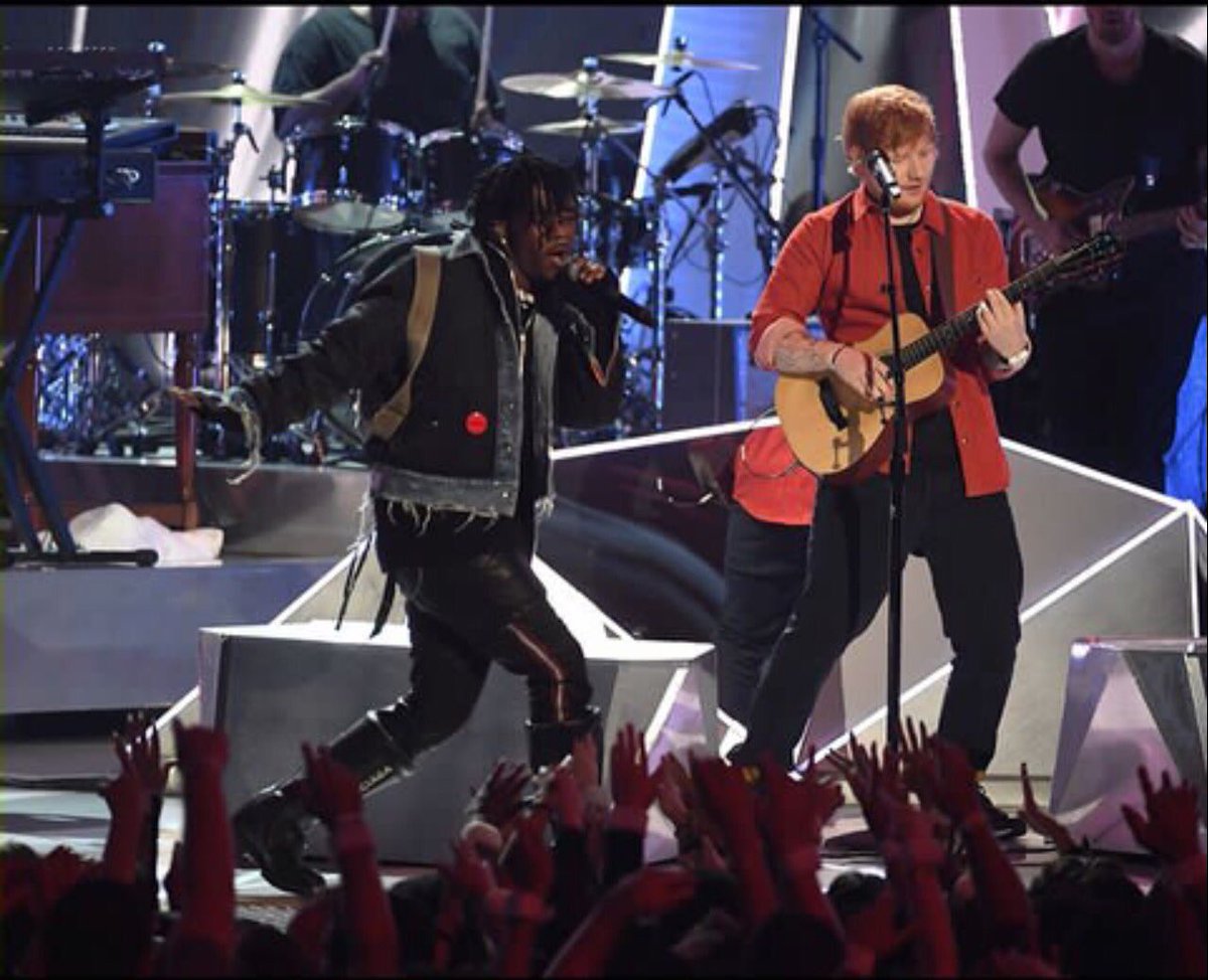 purpleamma1's tweet photo. Amazing collaboration @edsheeran &amp; @LILUZIVERT #2017VMAs #UDABES 🖤❤️ https://t.co/ge1ssEsOkU