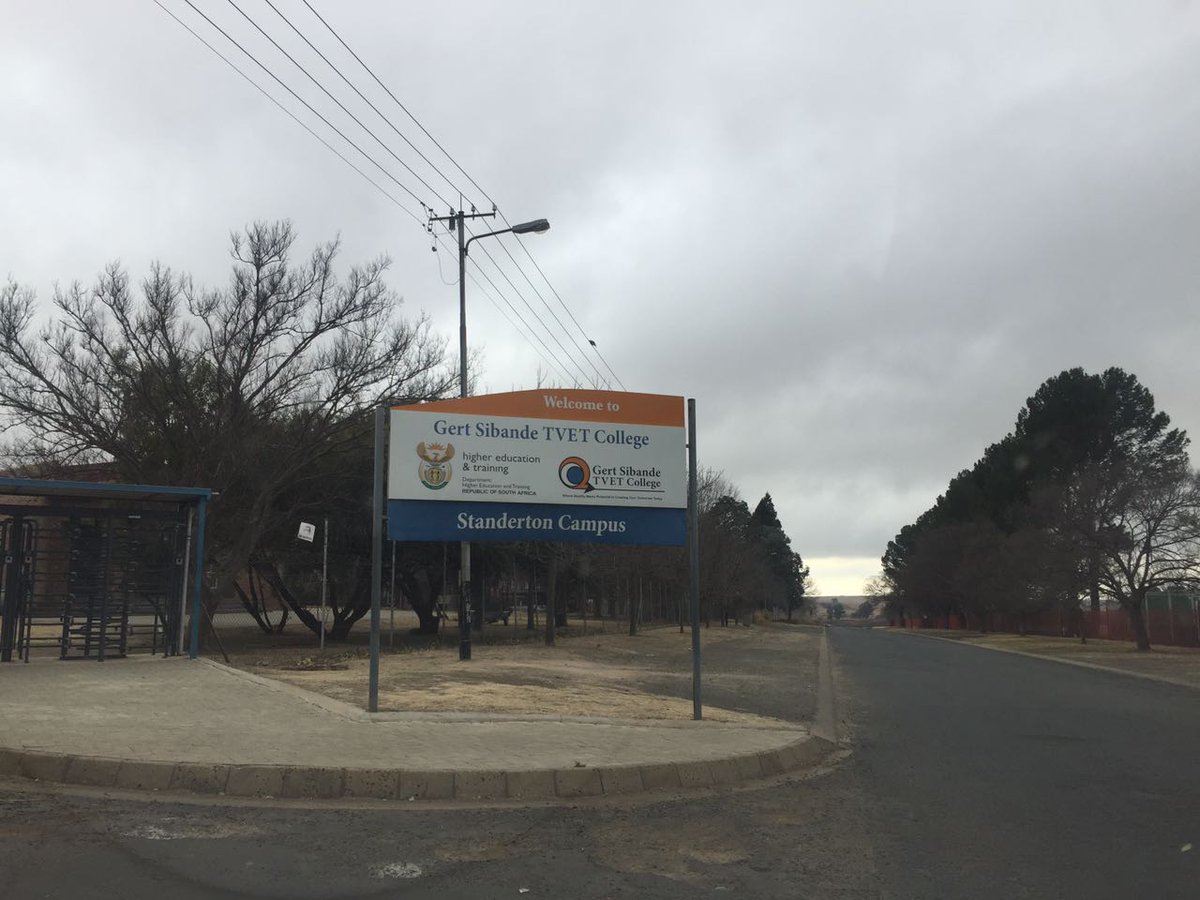 KhulileAwethu's tweet photo. @AwethuProject team @lionridds, @OurLuyanda, Dee and @ThamiAwethu are delivering a #awethuconnect session at Gert Sibande TVET College https://t.co/grdW6hPV8J