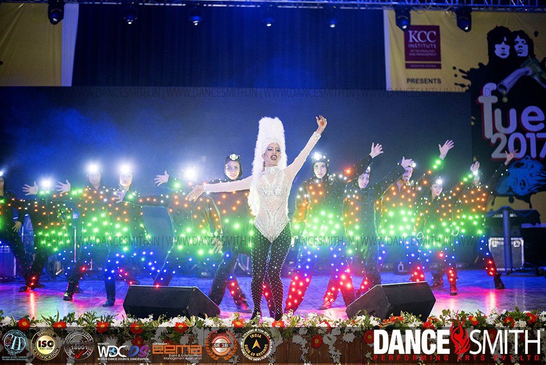 DanceSmithIndia's tweet photo. Innovative concept presented on #Bollywood songs #DanceSmith #LiveEntertainment #StagePerformance https://t.co/BvbJVHojgg