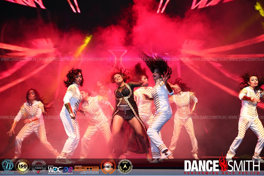 DanceSmithIndia's tweet photo. Glamour and Grandness which stole the evening #DanceSmith #LiveEntertainment #StagePerformance https://t.co/KKMuMRT3BR