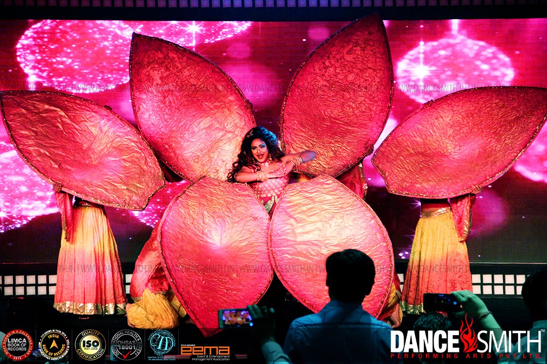 DanceSmithIndia's tweet photo. Presentation that mesmerize you through out the shows #DanceSmith #LiveEntertainment #StagePerformance https://t.co/IpAhDaBvqa