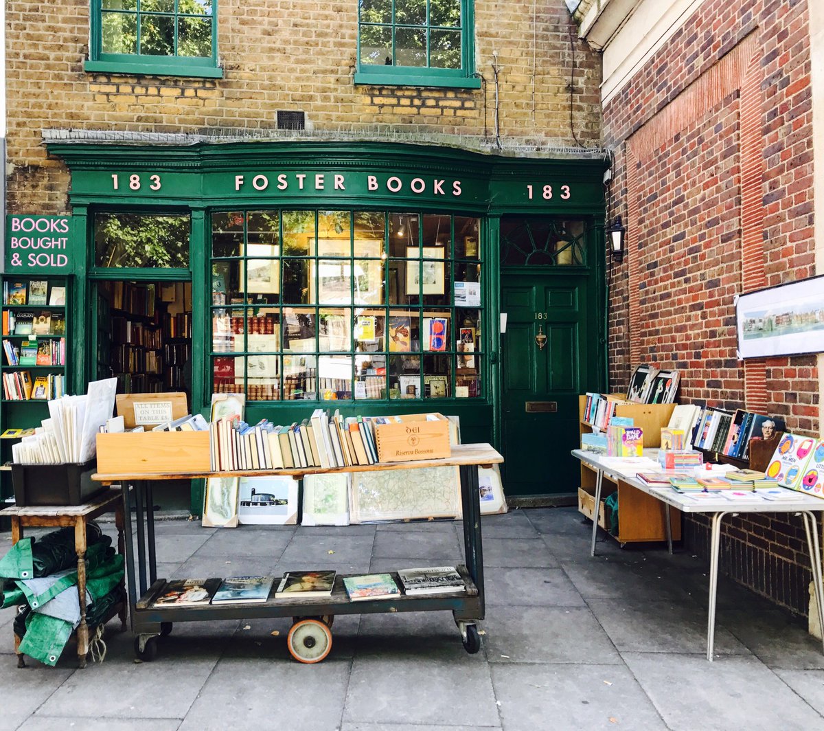 FlaviaCapo's tweet photo. I posti della vita. Buongiorno ☀️ @CasaLettori @Libreriamo @feltrinellied @LondraIta #fosterbooks https://t.co/qNefg47xKs