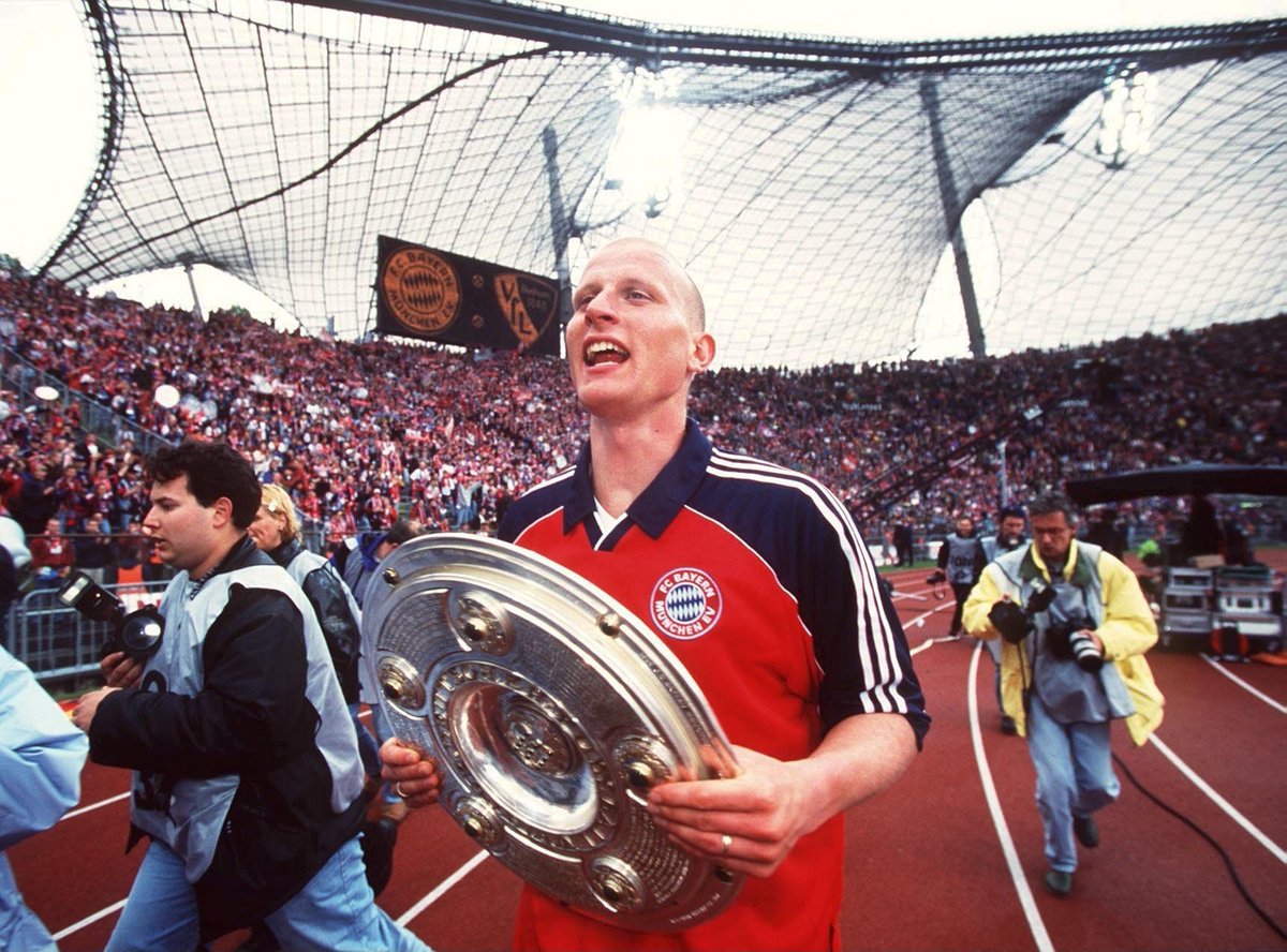 UEFAcom_de's tweet image. 2001 gewann er mit dem @FCBayern die #UCL, heute wird er 43 - Happy Birthday, Carsten #Jancker 🏆🎉🎊🎁⚽️