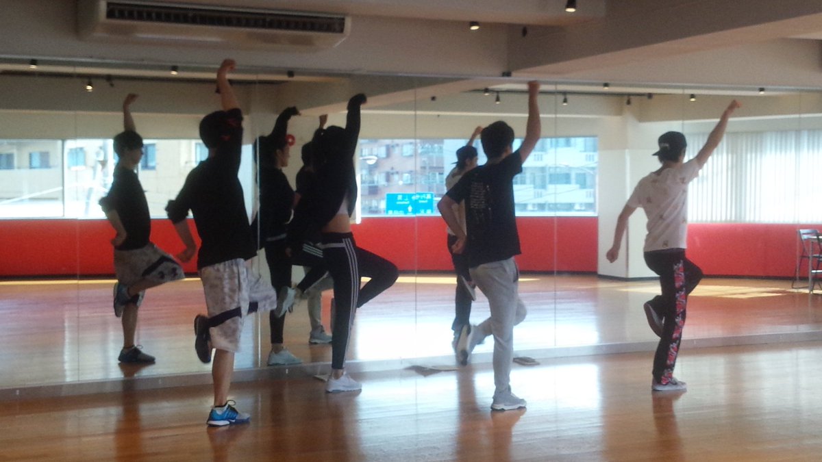 Uzivatel る ひまわり Na Twitteru る年祭 マーライオンｚ 略してマッゼのダンス稽古終了 シンガポールから３人来日中です 公式 ポーズを下さったお三方 これが公式の ｚ です そして 振り付け途中でマーライオンポーズ