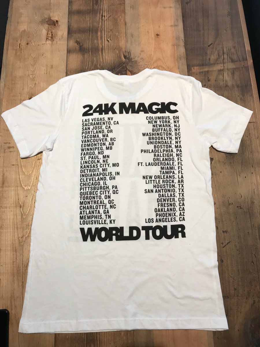 wmj_intl's tweet photo. 【ブルーノ・マーズ】
来年4月に日本公演が決まったブルーノ✨彼の北米ツアーで販売しているTシャツを２枚ゲット😎👍このTシャツ２枚をプレゼントいたします🎁このツイッターをフォロー&amp;RTで応募完了✨ブルーノ好きはRTを😆🙌
締切：9/1
#ブルーノ来日 #ブルーノTシャツ https://t.co/eUcNyWOHnl