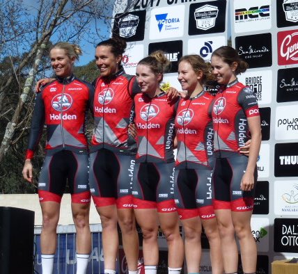 gustostepfwdkom's tweet image. We always look forward to #NRS17 #ToKV17 @stradenero 🏁 made even sweeter with a win &amp;amp; fab pic for the series team classification @holden_aus