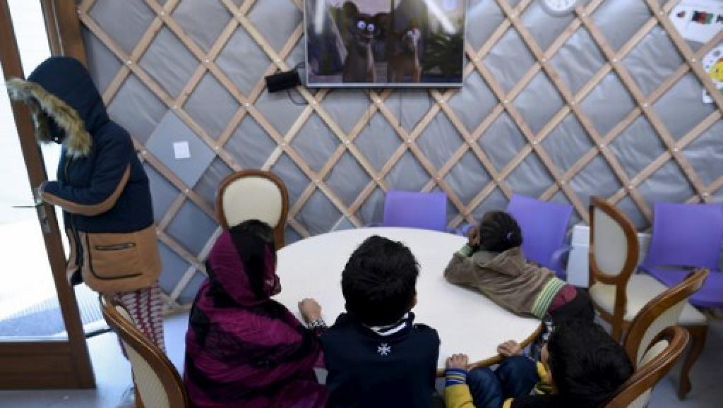 asso_azmari's tweet photo. Au centre d'Ivry sur Seine, les enfants migrants ont déjà fait leur rentrée scolaire ! https://t.co/0S0yaNUb1Z https://t.co/F7QJb3WmZ8