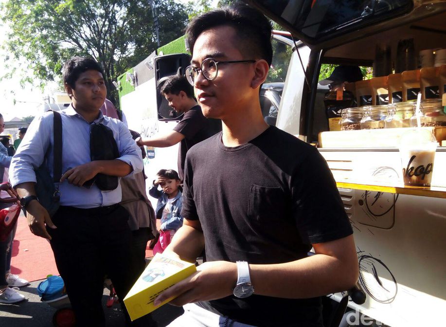 detikcom's tweet photo. Gaya Santai Dua Putra Jokowi Promosi Bisnis Martabak dan Kaos https://t.co/Gf9wggXqkA via @detikfinance https://t.co/sCYTn7875M