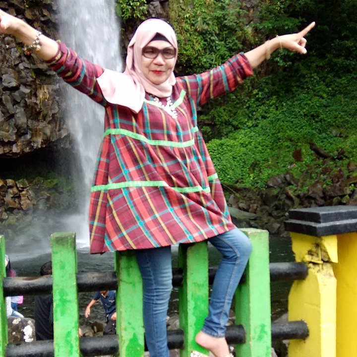Cuaca blh puaanas tp hati tetap adem. 
Met siang sahabat hati ku.tetap tersenyum..