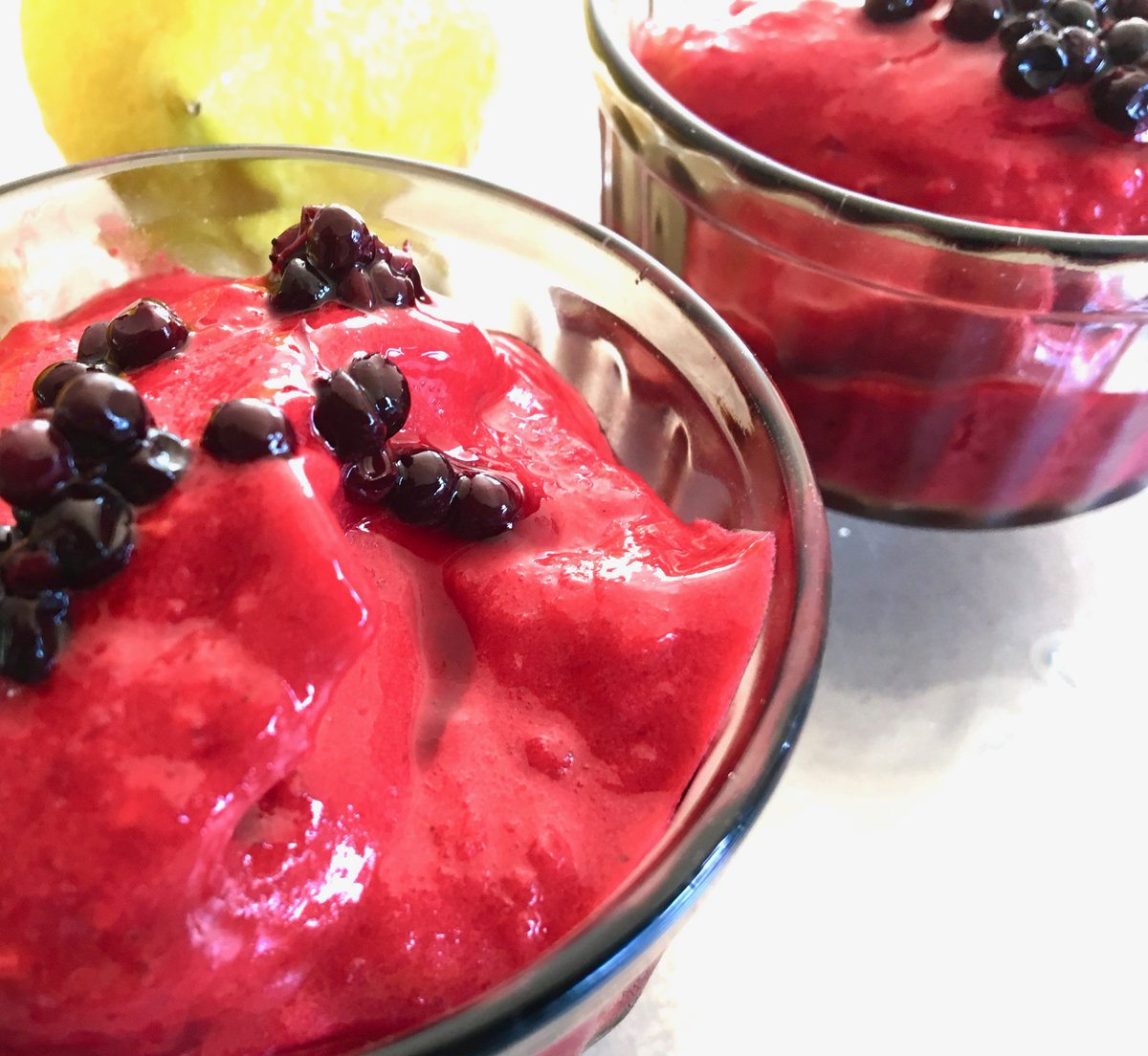 schreibergarten's tweet photo. Glänzend, schwer hängende Holunder Dolden helfen gleich den schwülen Nachmittag zu erfrischen. 
#Rezept im #blog https://t.co/KvyVBJ5Raj https://t.co/NJAJKrH0t2