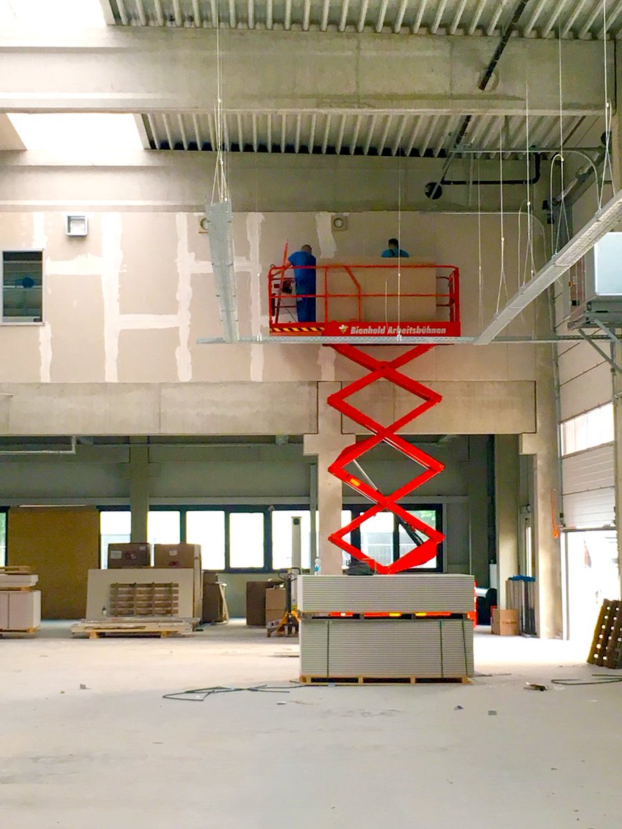 Polyprint_GmbH's tweet photo. Der Ausbau unserer neuen Halle und Büroräume im Cross Media Center in #Adlershof schreitet voran. Und wir planen den baldigen Umzug! https://t.co/vOY4r8tKQL