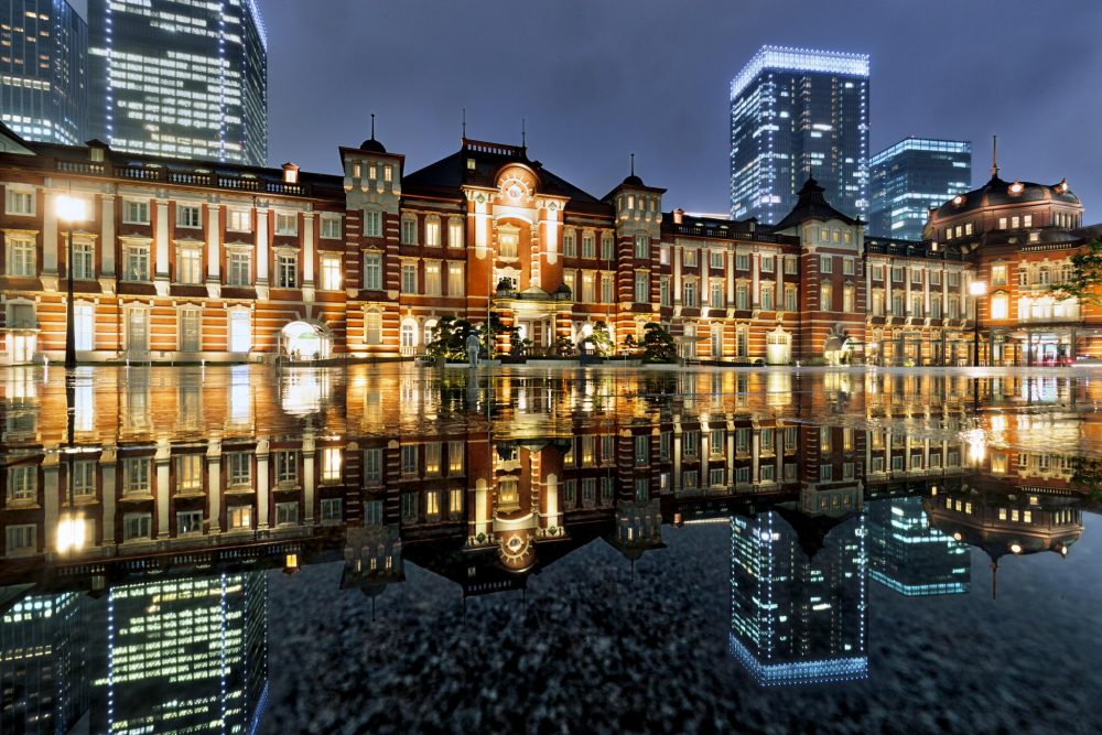Fotografer Jepang Mengabadikan Foto Stasiun Tokyo Seperti Pantulan Cermin | j.mp/2wV3UCj