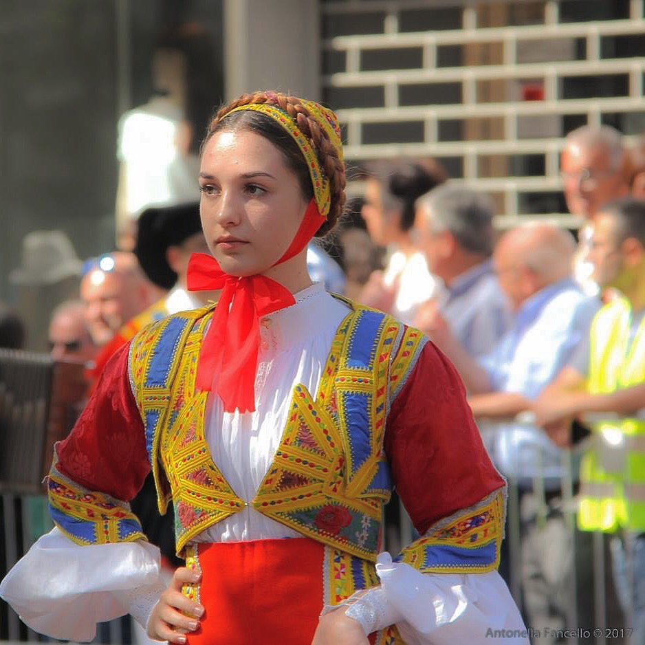antofancello's tweet photo. #Redentore2017 la bellezza della sobria eleganza e stile delle ragazze di #Desulo ❤️ https://t.co/h7Jxpq7Eot