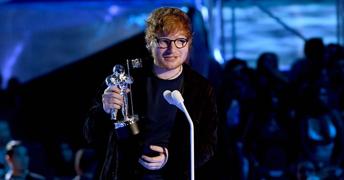 EdSheeranIT's tweet photo. #EdSheeran è stato premiato Artist Of The Year ai #VMAs ❤️ https://t.co/oOnlmVCZO6