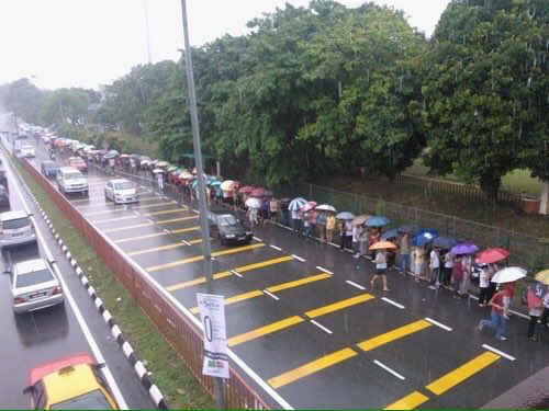 brgsjks's tweet photo. Dari jambatan pulau pinang, sampai midvalley, terus ke johor, sampai dalam lautan hindi orang still beratur😭😭 Indahnya semangat 1 malaysia😭😭 https://t.co/aXRSYvYVE1
