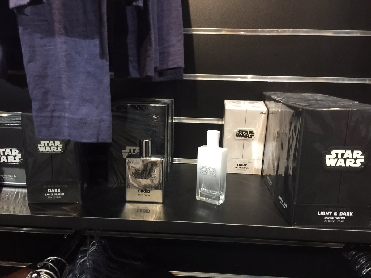 UKToyCollector's tweet photo. It was great to see @KeepmeFragrance  at #StarWarsIdentities The Exhibition @TheO2 😃👍🏻

#FOTForceFriday #ForceFridayII #ForceFriday https://t.co/38wFsppDqo