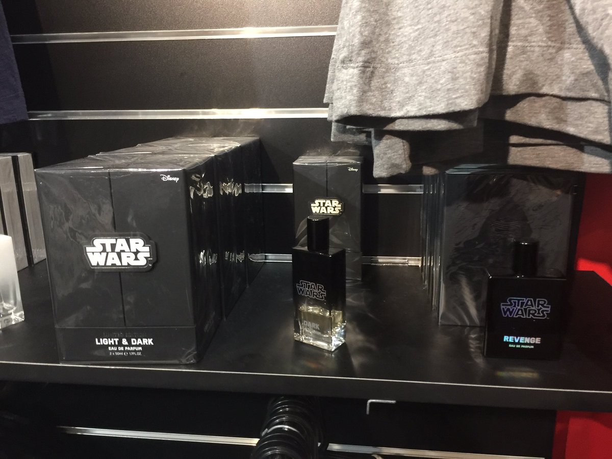 UKToyCollector's tweet photo. It was great to see @KeepmeFragrance  at #StarWarsIdentities The Exhibition @TheO2 😃👍🏻

#FOTForceFriday #ForceFridayII #ForceFriday https://t.co/38wFsppDqo