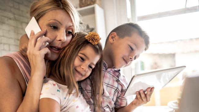 PowaPak's tweet image. Aussie kids are glued to gadgets like mobiles and tablets, new poll reveals 
#aussiekids #gadgetaddiction via  buff.ly/2wVwkfK