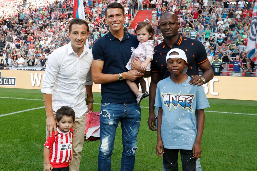 PSV's tweet photo. Drie punten ✔️
Tien jaar @LM_official ✔️
Afscheid Guardado, Moreno en Willems ✔️

De foto's: https://t.co/YonEjMoffm

#PSVROD https://t.co/JLQGp1YoUi