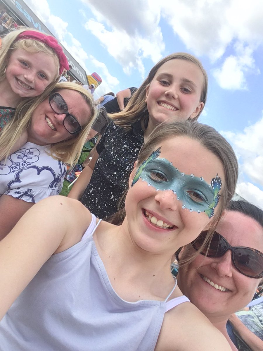 rams25's tweet image. Great day with @Ladysleight and the crazy kids @Beverley_Races yesterday... was a very hot day ☀️🐎