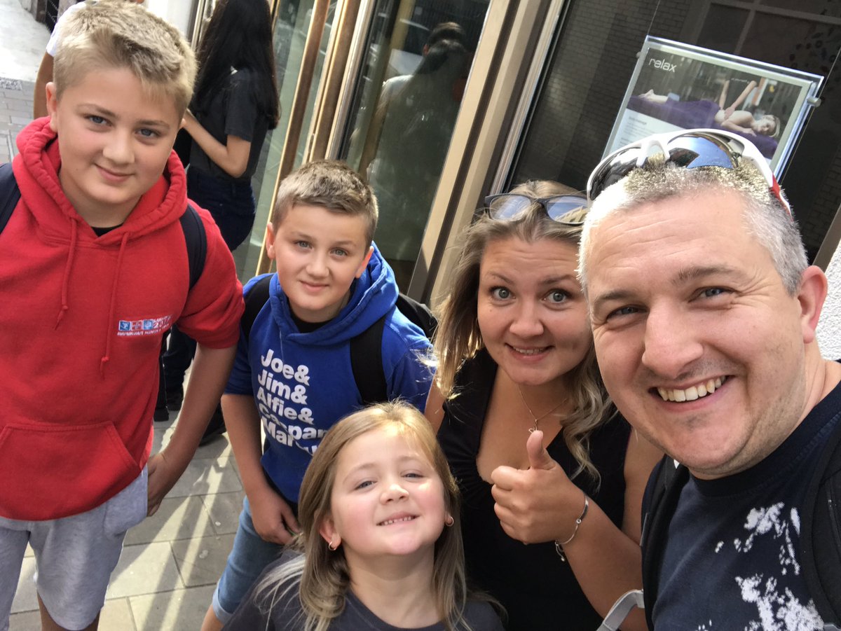 krishennegan's tweet photo. We're in the queue for #SLxPB tho we have a dissatisfied little one as there's no #miniMerch @PointlessBlog https://t.co/LGR7L4nBTx