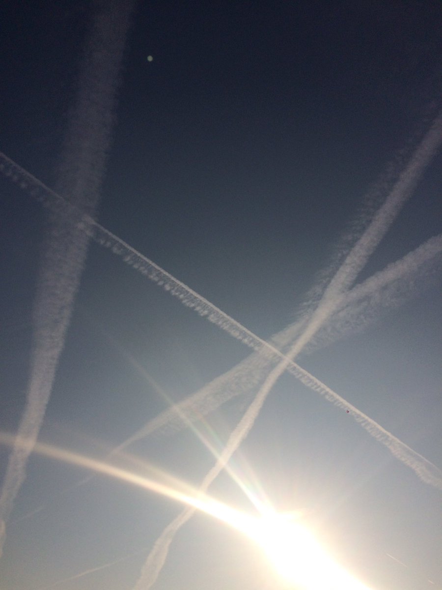 Another day, another spray. Remarkable patterns. 

#ChemTrails #WakeUp #LookUp