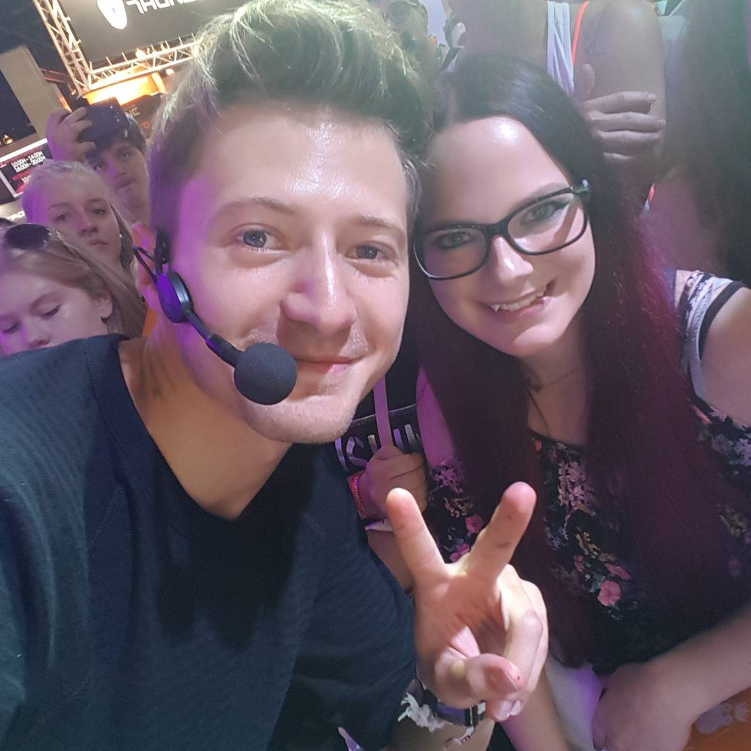 Elisabeth_AHA's tweet photo. Danke das du dir so viel Zeit für uns genommen hast @izziofficial ❤😍! #SpreadyourAngelWings #legacyofdiscord #gamescom #köln https://t.co/bzIbCXduhU