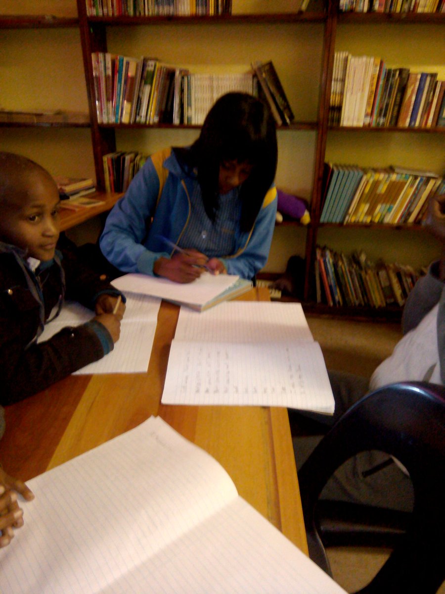 WoodlandsPrimSA's tweet photo. @LHSWoodlands @LarbertHigh Learners of Cathkin High doing their school project in the Woodlands Library with our learners https://t.co/VTiJolm8nJ