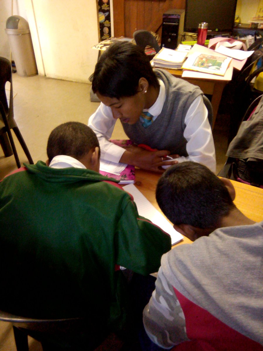 WoodlandsPrimSA's tweet photo. @LHSWoodlands @LarbertHigh Learners of Cathkin High doing their school project in the Woodlands Library with our learners https://t.co/VTiJolm8nJ