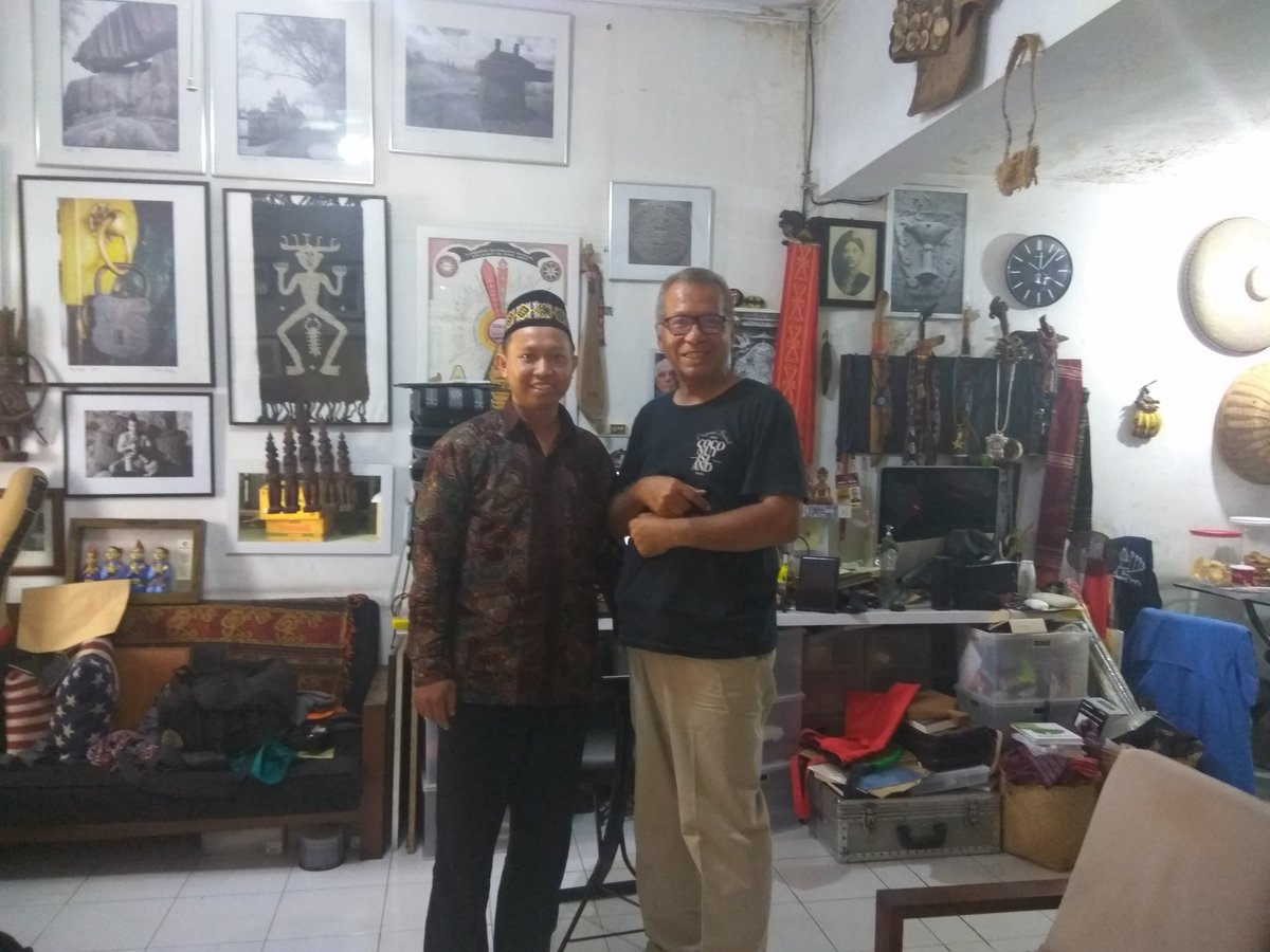 righteous4din's tweet photo. Kadang pertemuan itu terjadi begitu saja. Seperti siang tadi, ketemu sama om @arbainrambey thanks om udah ngobrol banyak. 😊 https://t.co/sAIRU4bPuS