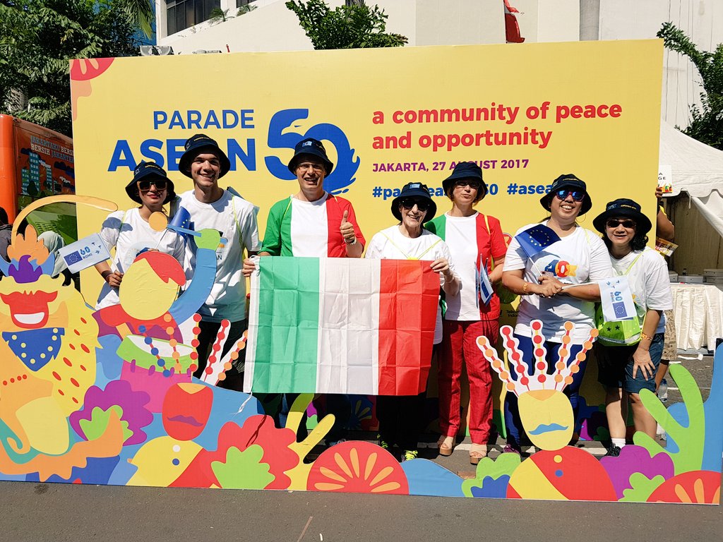 ITAJakarta_'s tweet photo. ITA Jakarta joined EU team at yesterday's #asean50parade in Jakarta #Asean @uni_eropa @ItalyinIDN https://t.co/z2pWsgC5I2