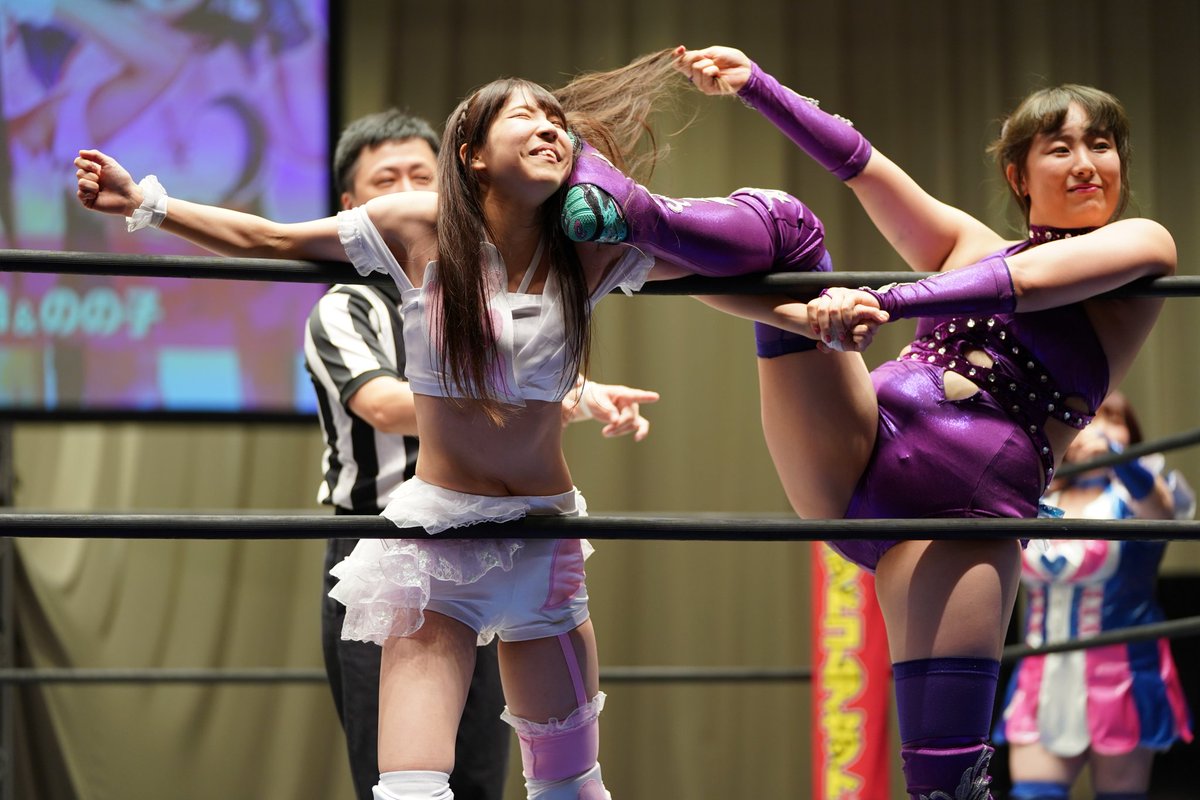 Minu2 8 26 東京女子プロレス 後楽園大会の第1試合 まなせゆうな選手と上福ゆき選手にロープに絡め取られ 髪を 引っ張られる瑞希選手 Tjpw
