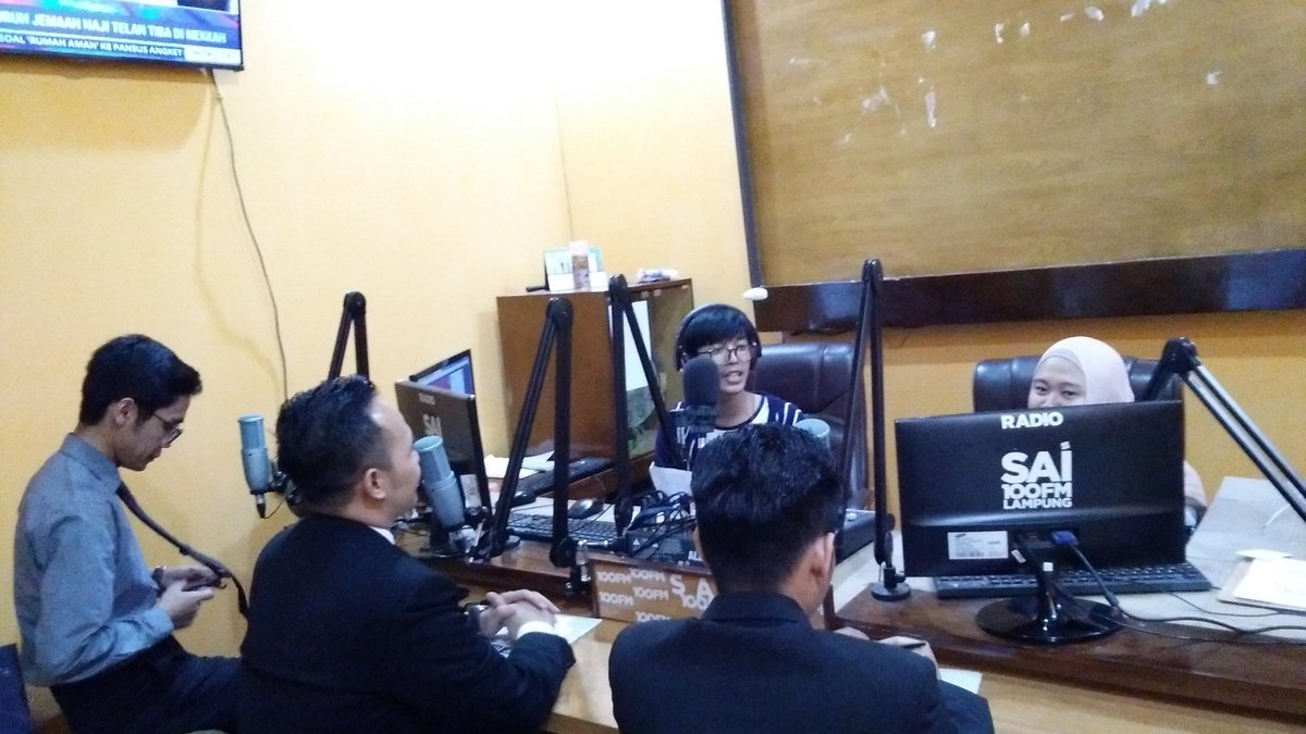 lampostupdate's tweet photo. Talkshow bersama @swissbellampung tentang Wedding Exebetion dan F&B π #zonasore #talkshow #lampost #lampungpost #sai100fm https://t.co/xlOtn9RNdi