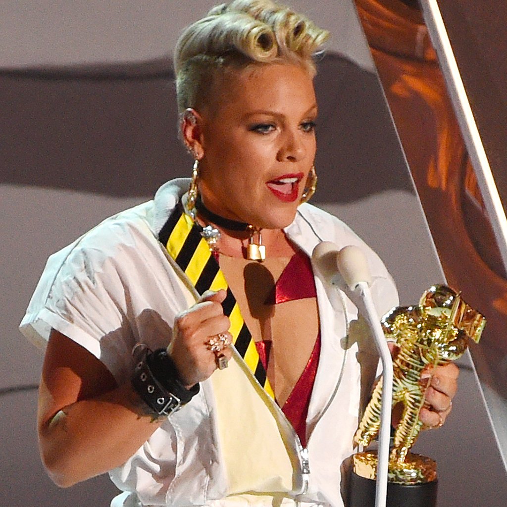 ELLEfrance's tweet photo. #People MTV VMA : le discours de Pink à sa fille va vous mettre les larmes aux yeux https://t.co/Dr8xThMLAD https://t.co/hm2hHdCpkn