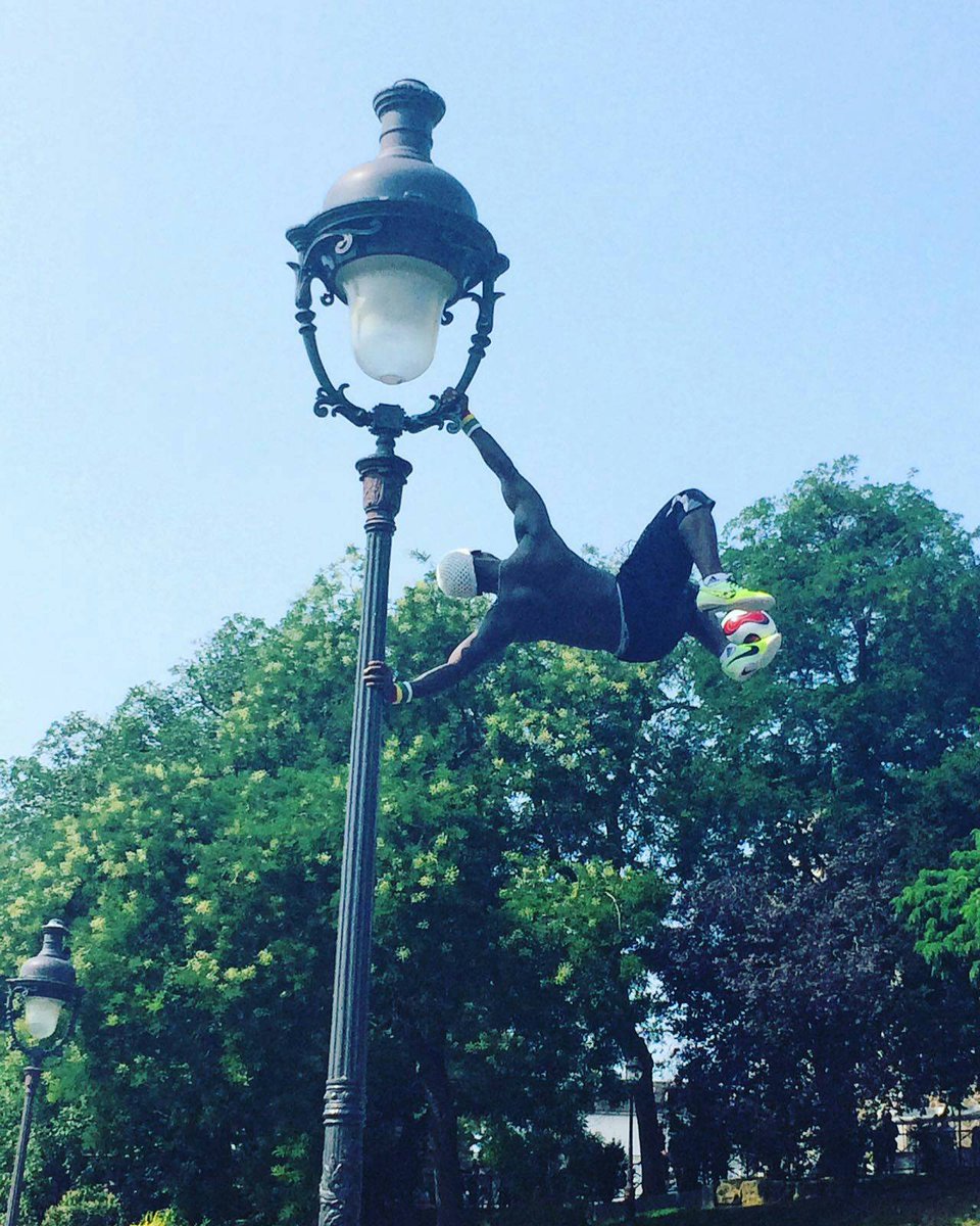 Sadio Mane lookalike in Paris and is a mad skills juggler and entertainer. youtu.be/wVfkEv_C_b4