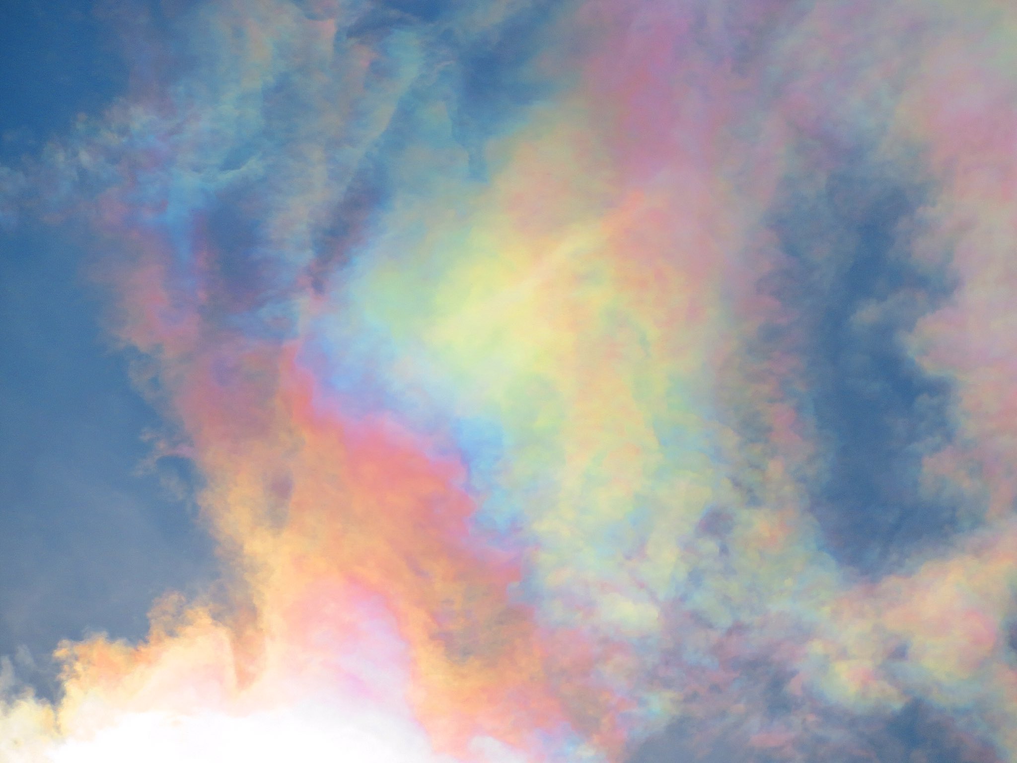 荒木健太郎 すごい空の虹色に出会った 太陽の近くの雲に大規模な彩雲が出来て 肉眼でもはっきり見える圧倒的虹色 こんな大規模な彩雲は久しぶりな気がする すごかった T Co Ncdcgaeoo6 Twitter