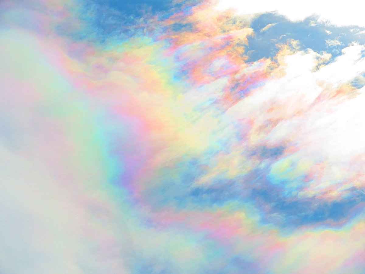 荒木健太郎 すごい空の虹色に出会った 太陽の近くの雲に大規模な彩雲が出来て 肉眼でもはっきり見える圧倒的虹色 こんな大規模な彩雲は久しぶりな気がする すごかった T Co Ncdcgaeoo6 Twitter