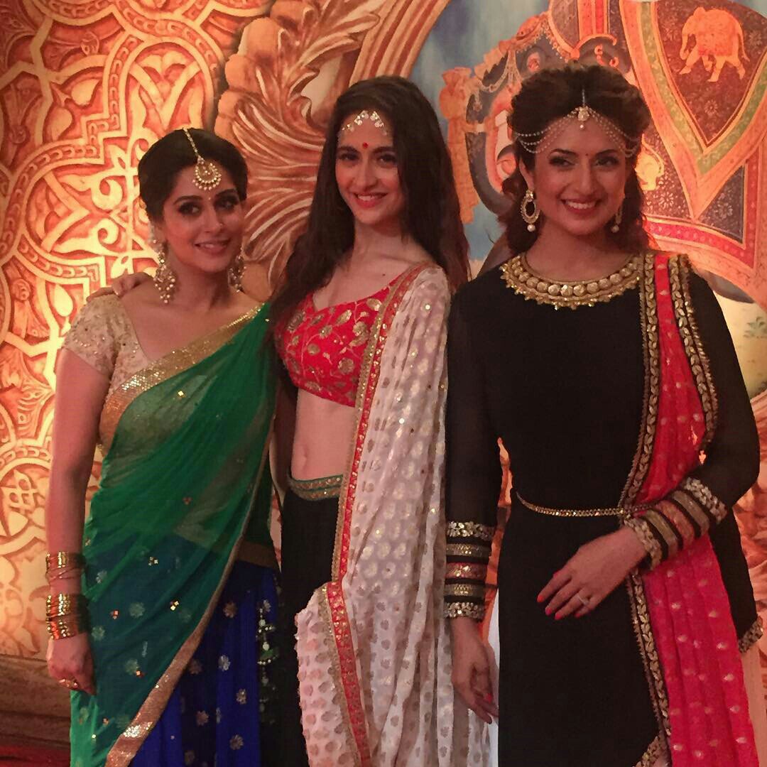 katrapallyanagh's tweet photo. @Divyanka_T @ms_dipika #sanjeeda #threebeauties on floor. #upcomingganpatievent #divu #dipika #sanjeeda 😘😘😍❤ https://t.co/tYFKE53gSc