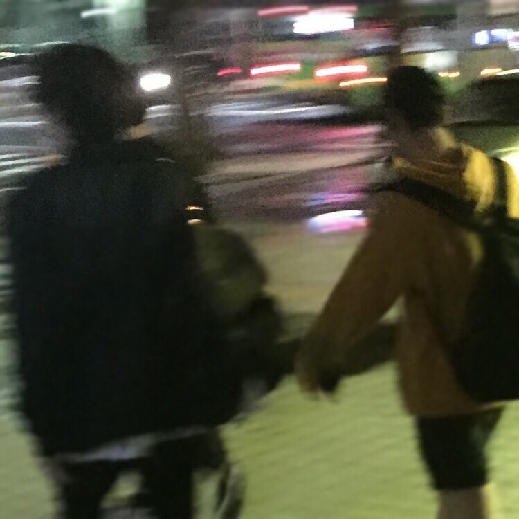 BoGlJohQrSIK25d's tweet photo. 집에 가는 중인데 갑자기 텐과 유타를 우연히 만났어요ㅠㅠㅠㅠㅠㅠ 유타 잘 보이지 않는데 테니는 노란 후드 입고 모자 쓰고 안경 도 썼어요 ㅠㅠㅠㅠㅠㅠㅠㅠㅠ https://t.co/bt6WTa0QKm