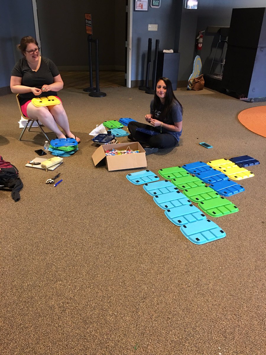 ReadySetSunday's tweet photo. A few pics from our September set build. #friendship #thinkorange #252Basics #kidmin https://t.co/7kCHiH8SRh