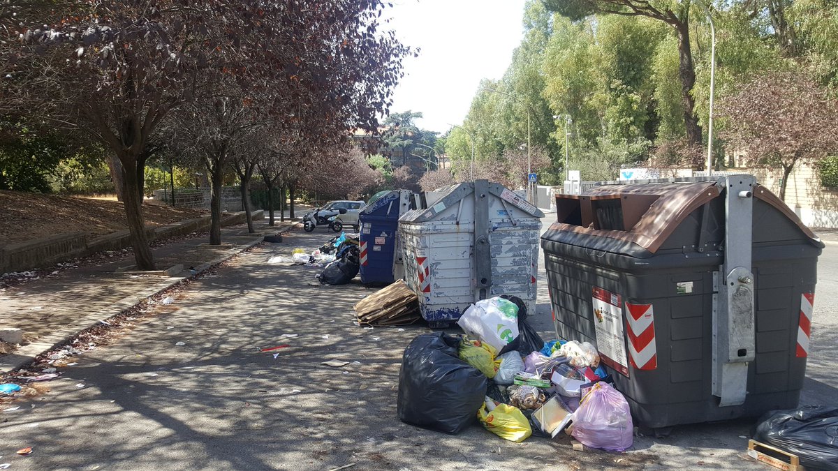 Gointhesky's tweet photo. @harrysvvodka @Roma @virginiaraggi Eur via del Serafico. Così da settimane. Si svuotano i secchioni ma tutto intorno "ordinaria" sporcizia @virginiaraggi https://t.co/WeKZAmLSyz
